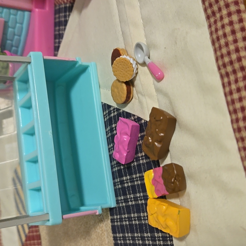 Ice Cream Shop Playset - Pink and Blue - Picture 8 of 8